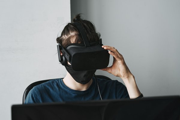 Quels sont les avantages de l'utilisation de la réalité virtuelle pour créer des simulations de formation en gestion de crise?